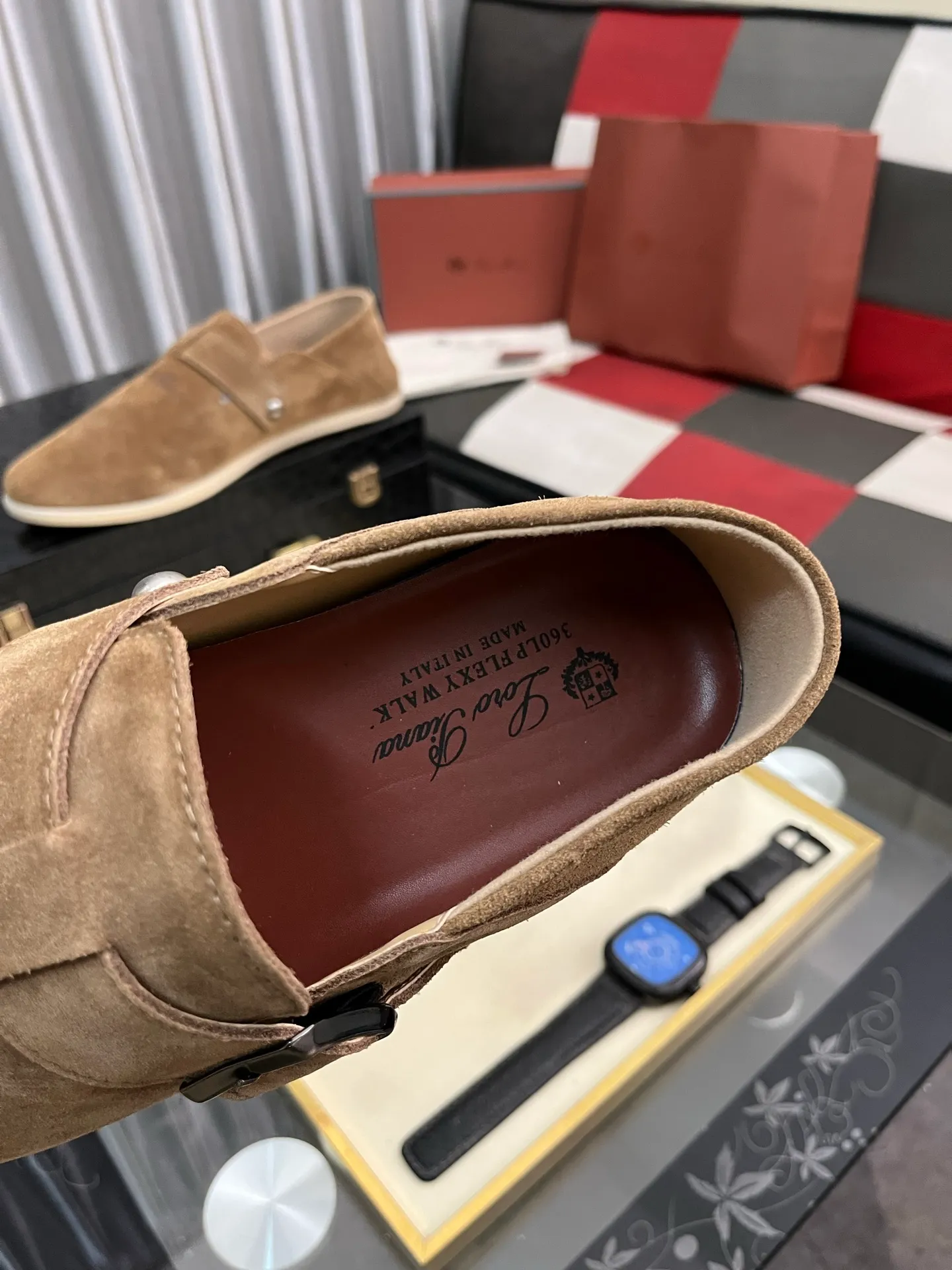 Men's men's shoes 💰458⌚️⌚️ Loro Piana's classic hot model lp top version of Pili casual shoes. It turns out that these are the casual shoes that are said to be able to walk 20,000 steps without getting tired. This pair has both good looks and feel. You will be completely lost as soon as you put it on. The minimalist design is eye-catching and durable, and it is a bonus for dressing. The soft feeling on the feet has outstanding texture, and it is very nice without abrasion on the feet. The soft and waxy soles make it easy to wear for daily use for a long time. Who can resist a pair of versatile and good-looking loafers? Don't be too elegant at all, the feel and texture of the feet are good, the key is to make the legs look longer and not tire the feet, the main thing is that it is just right!        Material: Original cowhide Lining: Original sheepskin Outsole: Original sole Size: 38-44